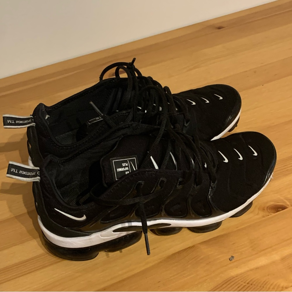 Vapormax black and white Size 10